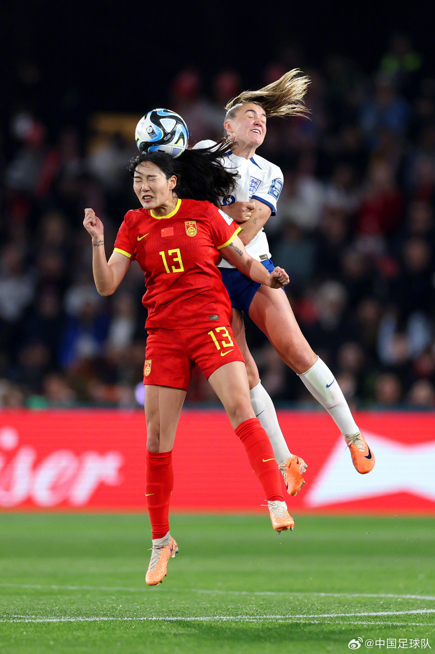 顶级女足赛事中球员表现尽显风采的句子